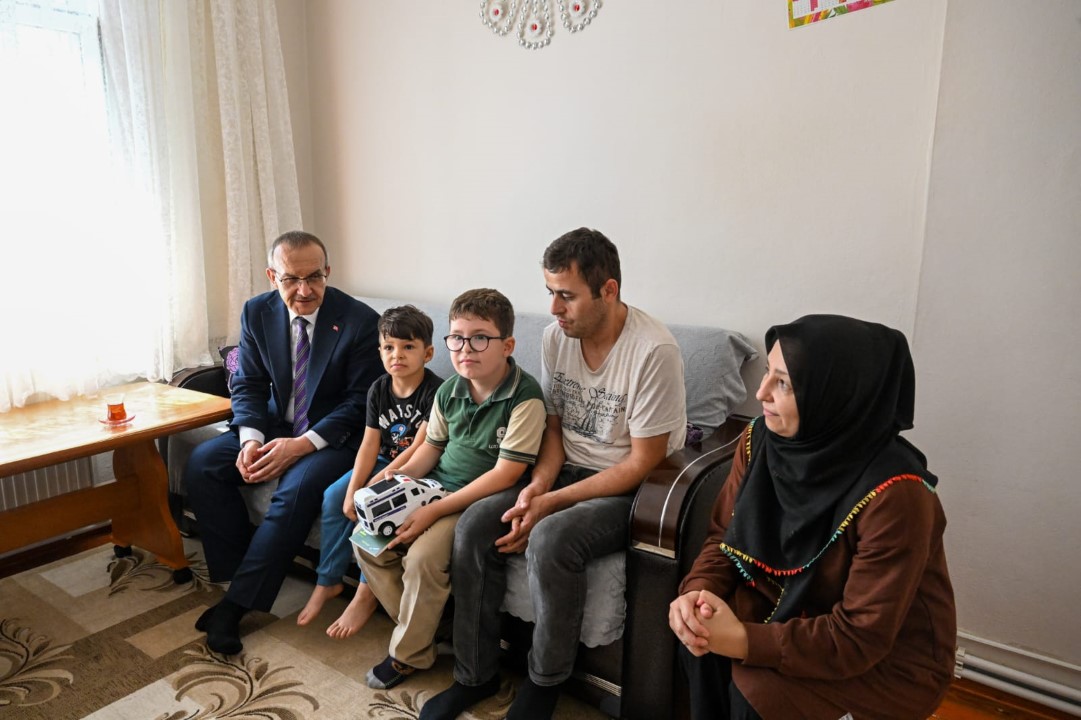 Vali Yavuz, Dilovası’nda Ailelerle Bir Araya Geldi, Kandilleri Kutladı