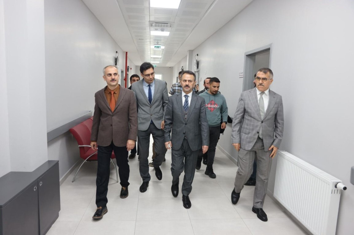 Vali Aktaş, Çayırova İlçe Sağlık Müdürlüğü Yeni Binasında İncelemelerde Bulundu